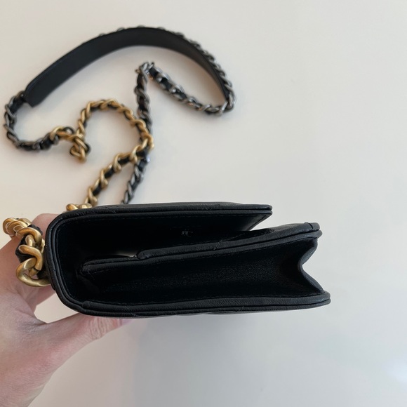 CHANEL 19 WALLET ON CHAIN - Picture 12 of 13